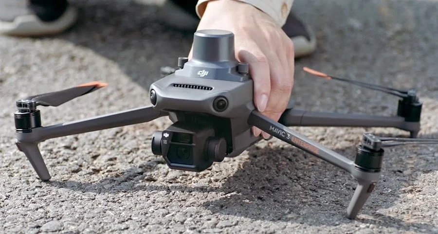 Dron de cartografía sujeto con la mano antes del vuelo
